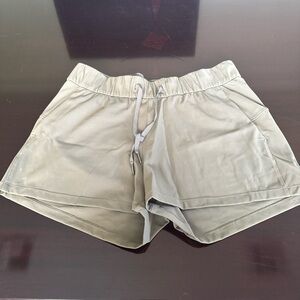 Lululemon on the fly short 2.5" size 6